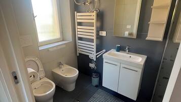 Doccia, asciugacapelli, bidet, asciugamani