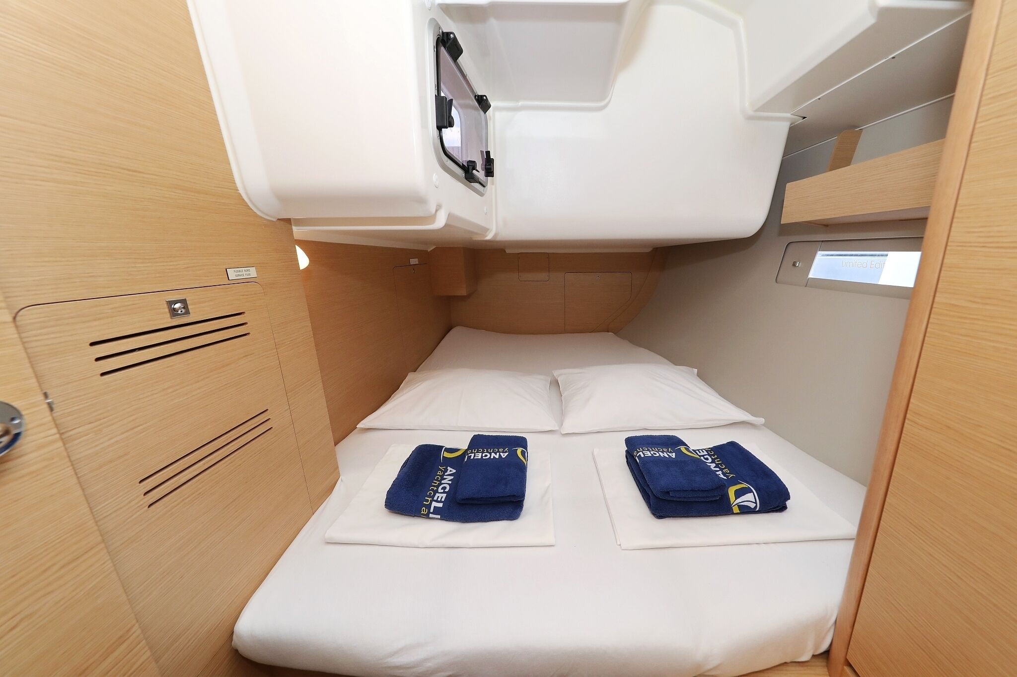 Een compacte hut met een stapelbed, een klein opbergvak boven en een bedieningspaneel.