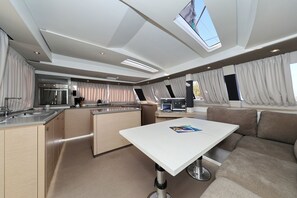 Un interior moderno con cocina, comedor y zona de estar.