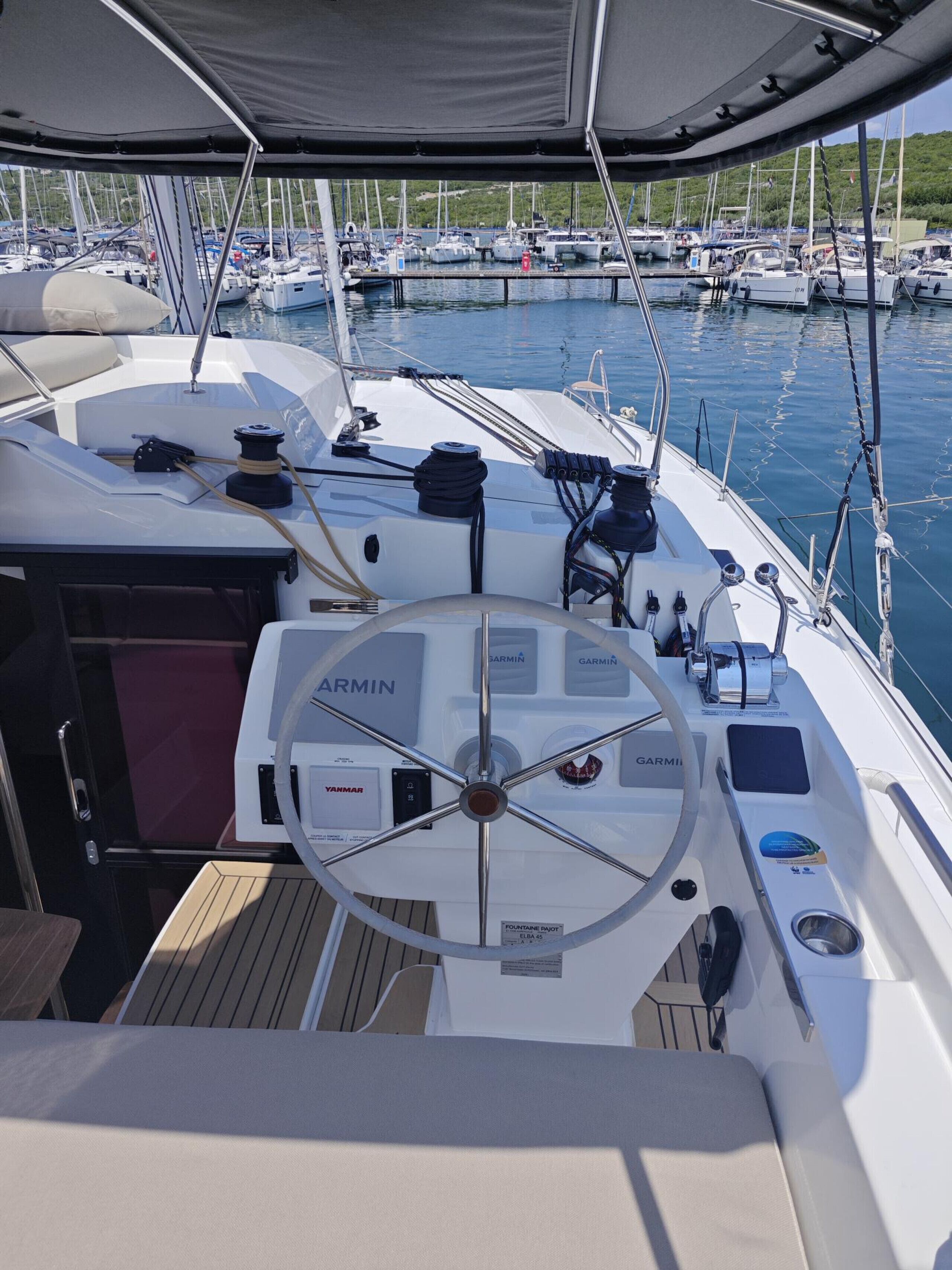 Coixí d'una embarcació amb un timó, sistema de navegació Garmin i un aulet a la part superior.
