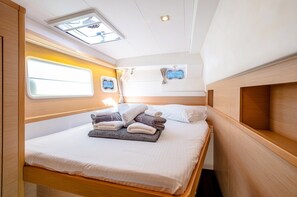 Room - Sun-Kissed Sailing Adventure in Islas Sarónicas (Alimos)