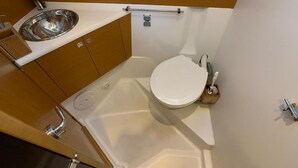 Un baño pequeño con lavamanos, inodoro y bañera.