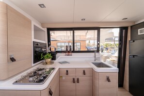 Eine moderne Küche mit Gasherd, Spüle und Kühlschrank.