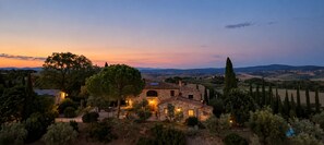A stone villa with a garden, surrounded by trees and hills. - "Il Leccio" Apartment in an authentic Tuscan farmhouse with pool (Toscana)