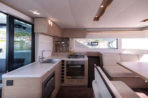 Private kitchen - Sun-Kissed Sailing Adventure in Split, Croatia (Kaštel Gomilica)