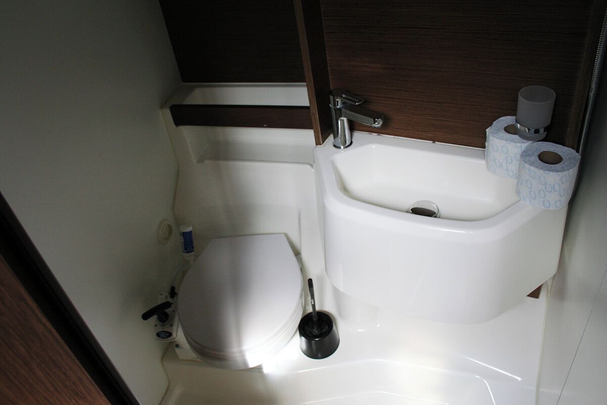 Un baño pequeño con inodoro, bidé y lavamanos.