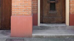 A wooden door with a number '19' on the brick wall beside it. - 3-room apartment in the historic Cordiers district, right in the heart of the city; 2 bedrooms, 2 bathrooms, with private parking included (Le Tréport)