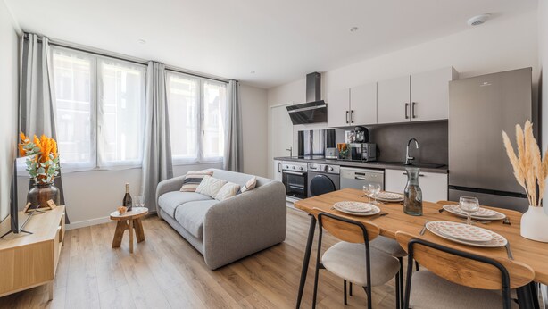 A modern apartment with a dining area, kitchen, and living room. - 3-room apartment in the historic Cordiers district, right in the heart of the city; 2 bedrooms, 2 bathrooms, with private parking included (Le Tréport)