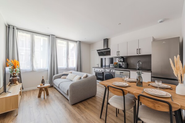 Interior - 3-room apartment in the historic Cordiers district, right in the heart of the city; 2 bedrooms, 2 bathrooms, with private parking included (Le Tréport)