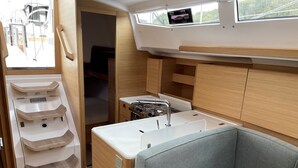 Una kitchenette compacta con pileta, cocina y alacenas.