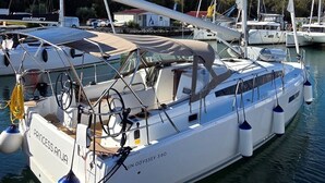 Een jachthaven met diverse zeilboten afgemeerd, waaronder een met de naam 'PRINCESS ANNA'.
