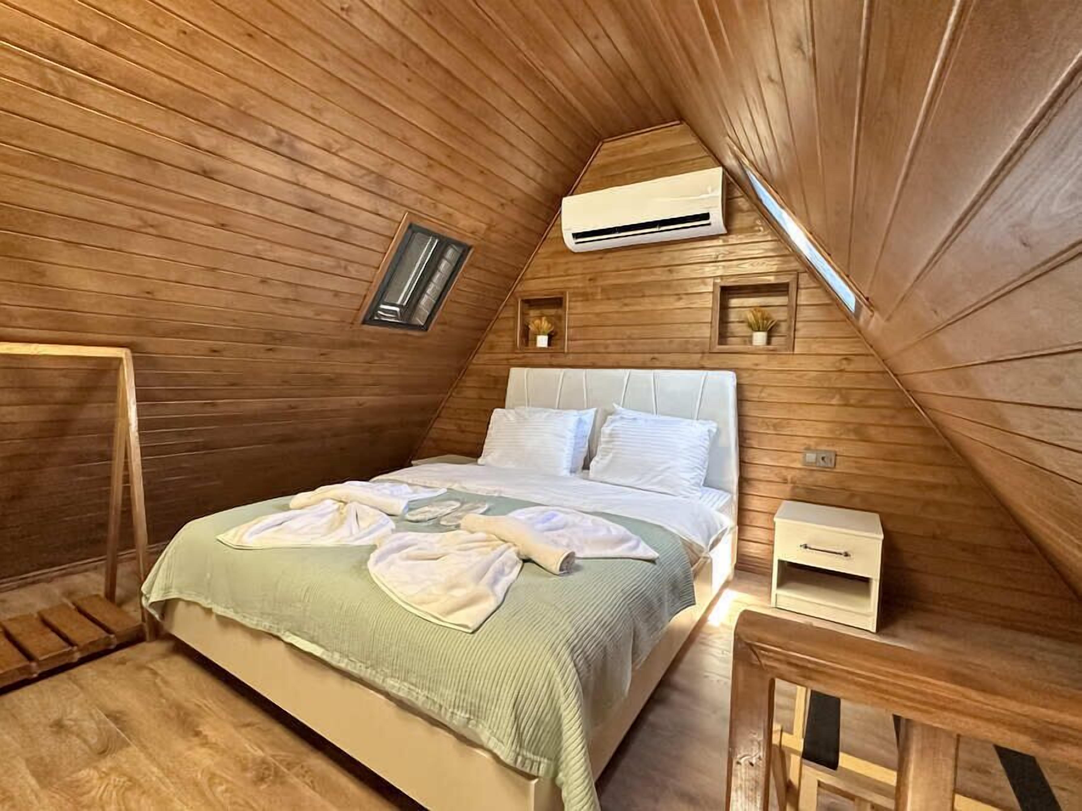 Superior-bungalow - 1 queensize-seng med sovesofa - kæledyr ikke tilladt - udsigt til have | Egyptiske bomuldslagner, premium-sengetøj, minibar
