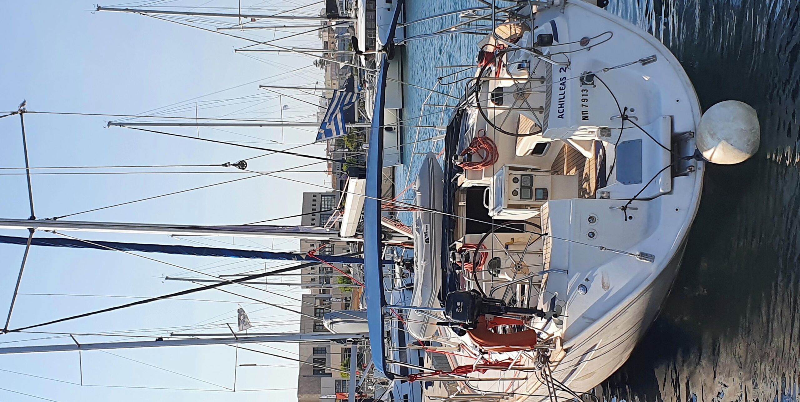 Un port de plaisance où sont amarrés de nombreux voiliers, avec leurs mâts et leur gréement bien visibles.