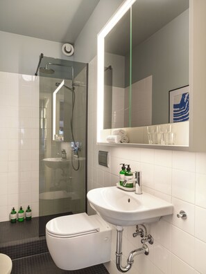Dusche, Haartrockner, Handtücher, Seife