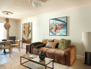 Apartment, 1 King-Bett und Schlafsofa, Balkon, Blick auf den Innenhof | Wohnbereich | 55-Zoll-Smart-TV mit Digitalempfang