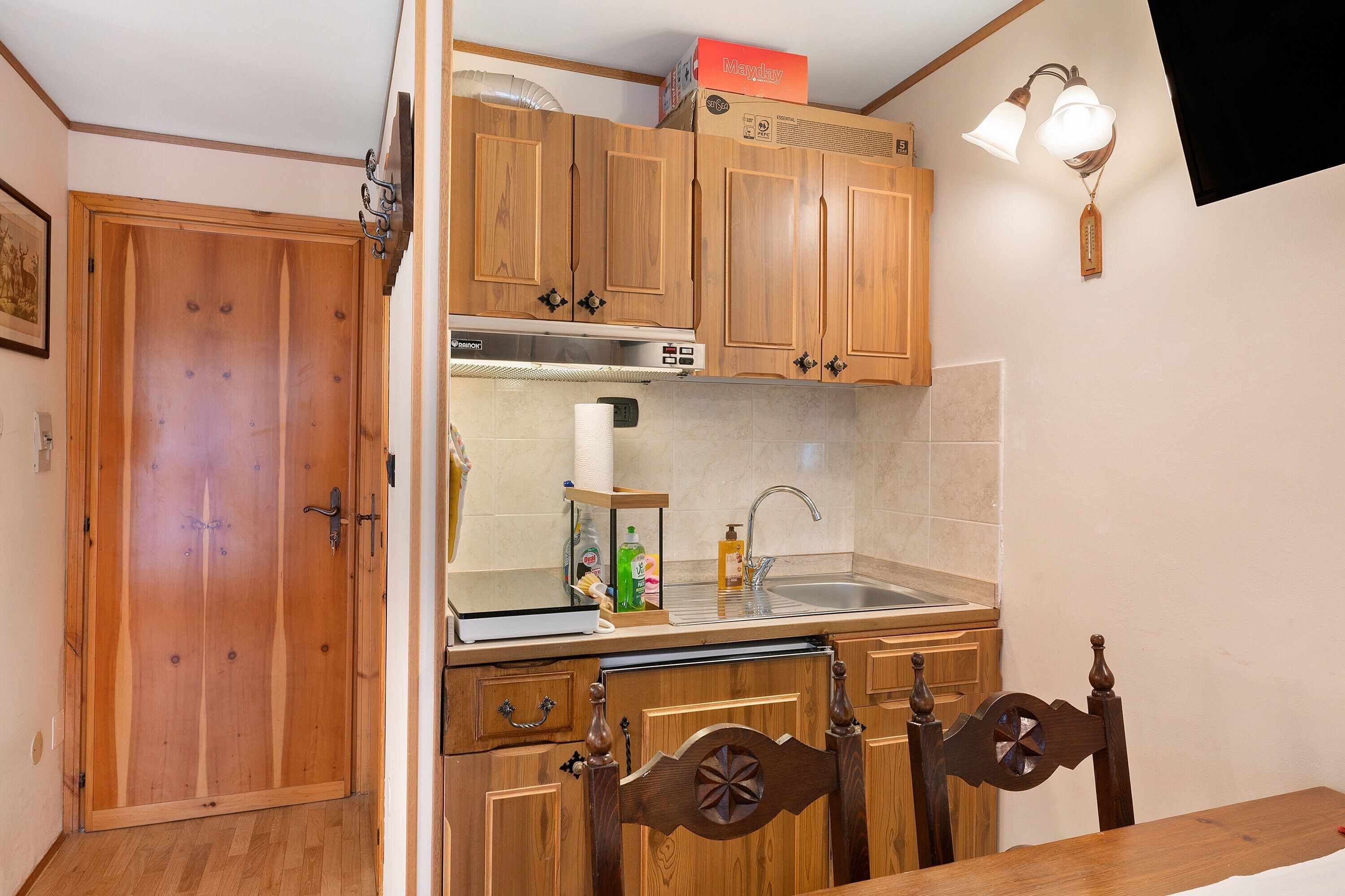 Fridge, oven, stovetop, coffee/tea maker
