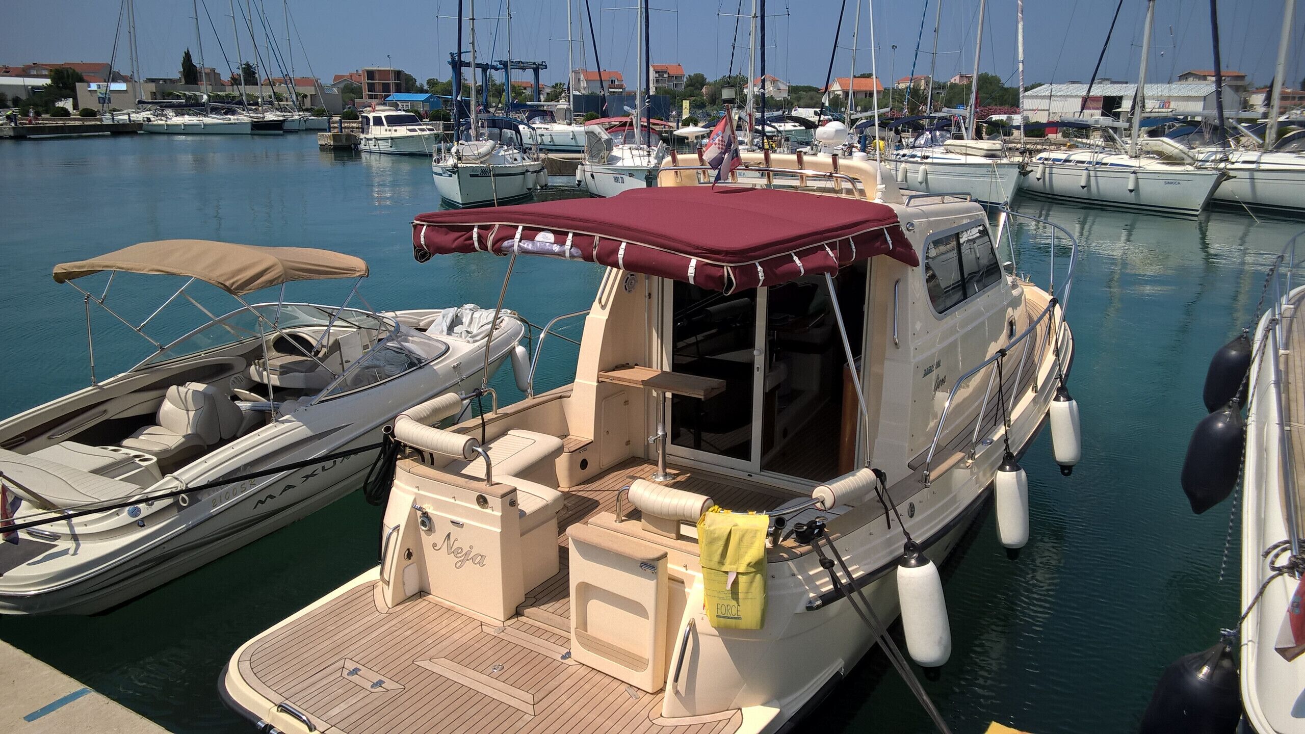 Ein Yachthafen mit mehreren angestuerten Booten.
