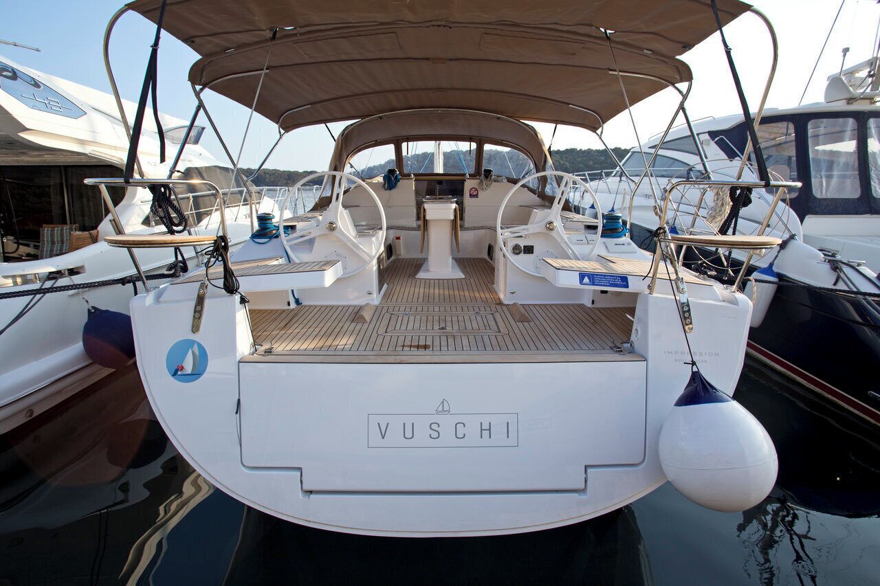 Eine VUSCHI Yacht mit überdachter Deckfläche, mehreren Steuerständen und einer zentralen Sitzgruppe.