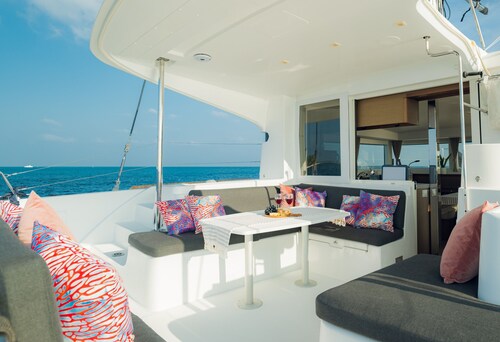 Malé Marvel: Sun-Kissed Sailing Experience in the Maldivian Atoll