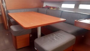 Eine kleine Küchenzeile mit einem Holztisch und einer Bank.