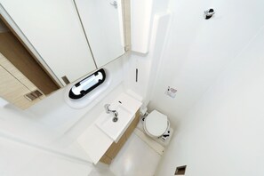 Ein Badezimmer mit Waschbecken, Toilette und Dusche.