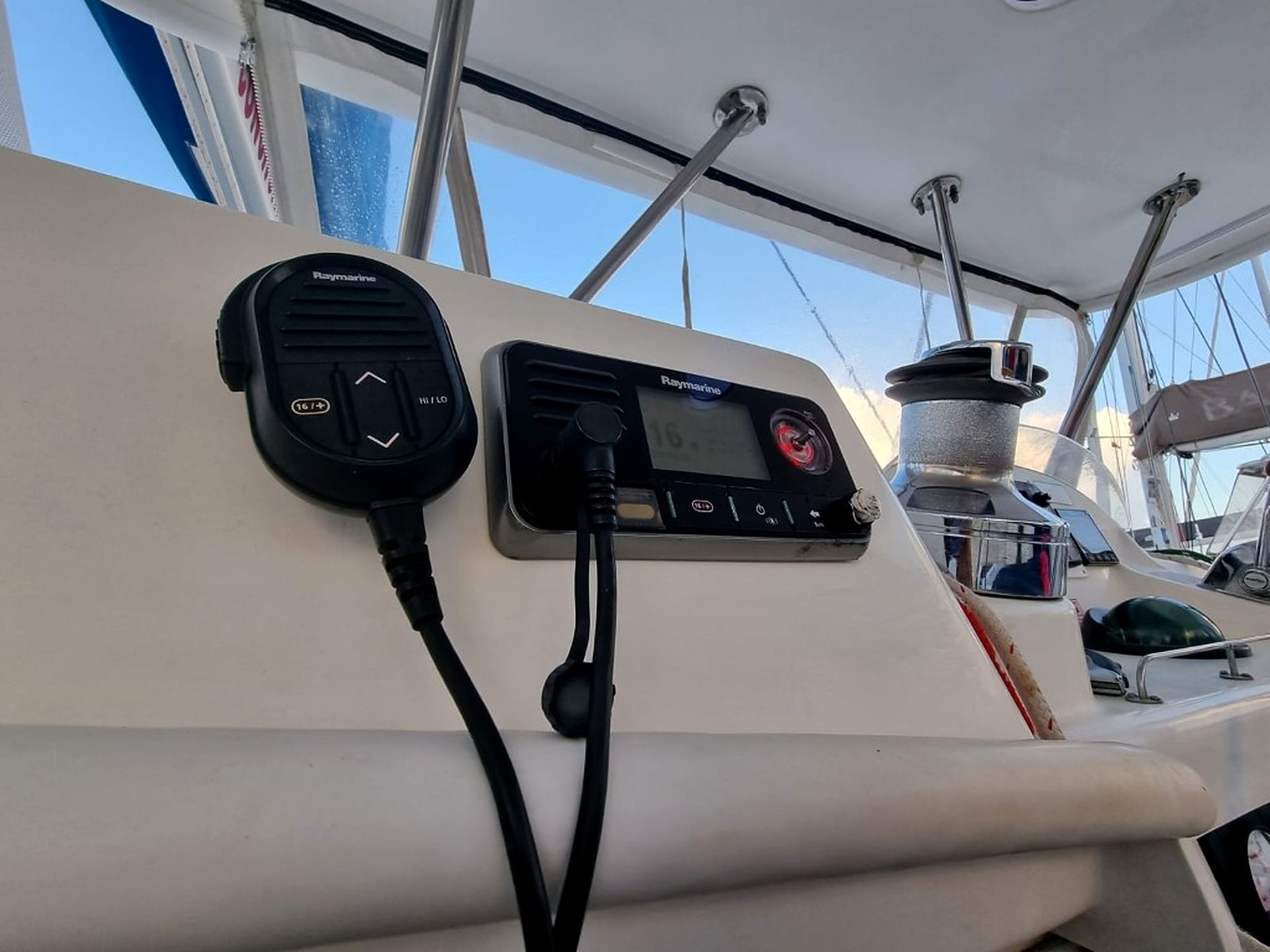 Un panneau de commande de bateau équipé d’un appareil Raymarine, d’un écran numérique et d’un bouton de commande.