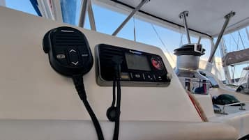 Un panneau de commande de bateau équipé d’un appareil Raymarine, d’un écran numérique et d’un bouton de commande.