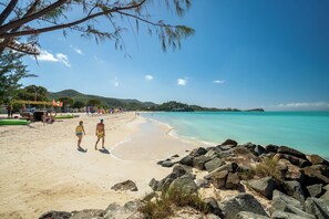 A beach with clear turquoise water, a sandy shore, and rocky outcrops. - Caribbean Bliss: Sun-Soaked Sailing Adventure from Antigua y Barbuda to Santa María, Puerto Alegre (Jolly Harbour)
