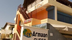 Una casa de huéspedes con un cartel que muestra información de contacto y un logotipo.