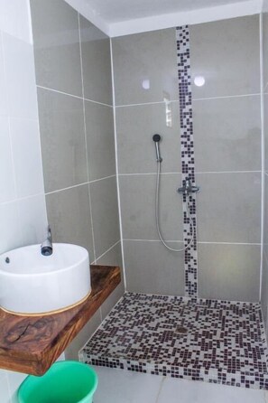 Kamar Double atau Twin Superior, balkon, pemandangan halaman | Kamar mandi