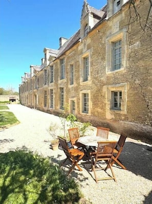 Outdoor dining - Grisy, Classified Château •Swimming Pool •Normandy •25 people (Vendeuvre)