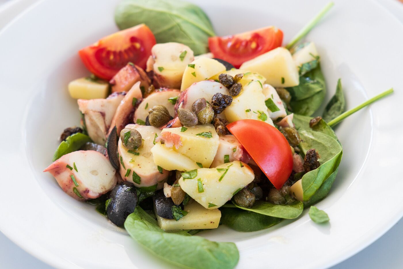 Une salade composée de divers ingrédients.