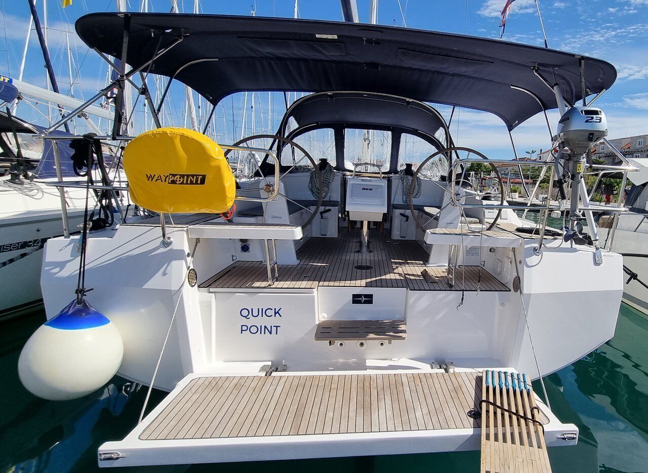 En lyxyacht med ett täckt däck, en skylt med texten ”SNABB RÖRELSE” och en bojf märkt ”VÄGMARKE”.