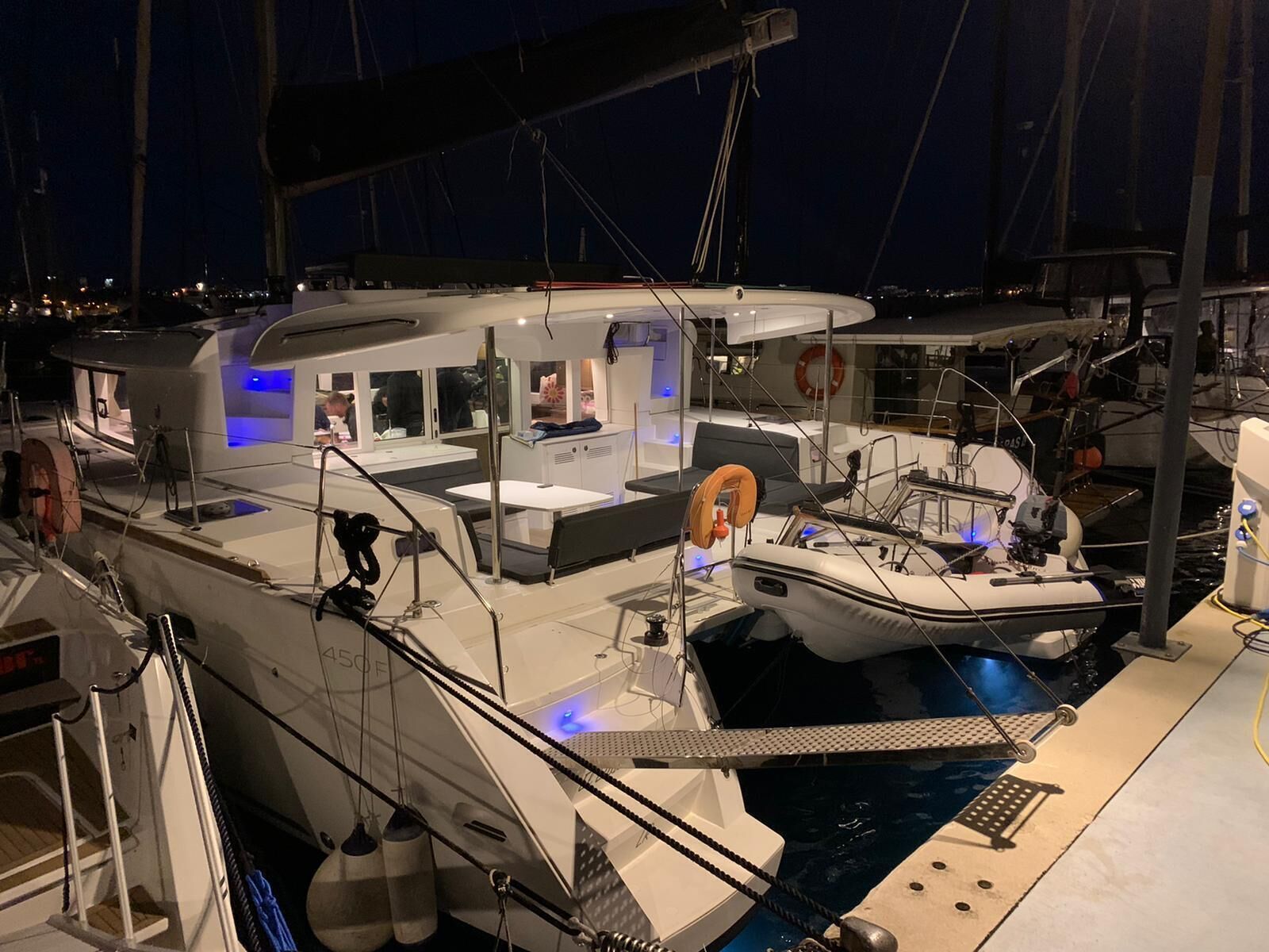 Un yacht doté d’un intérieur moderne, comprenant un bar et un espace salon.
