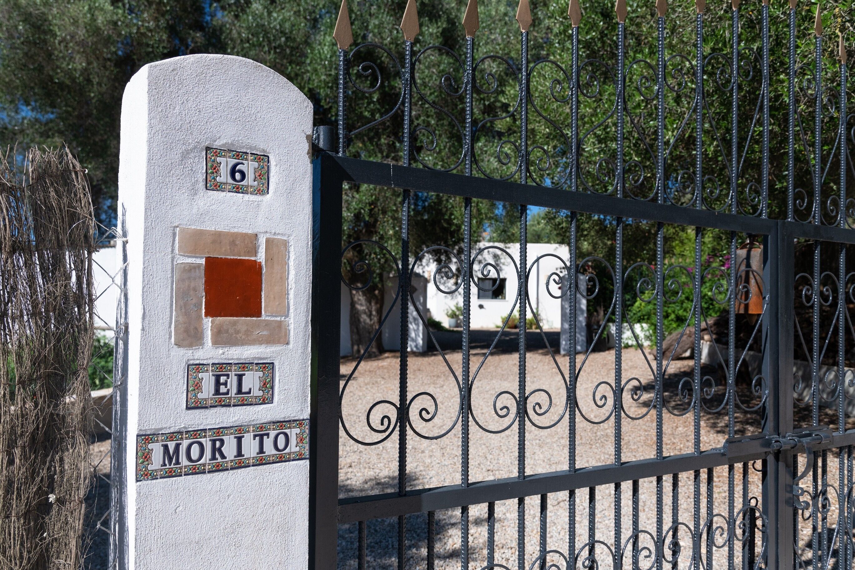 A gated entrance with a sign reading 'EL MORITO' and the number '6'.