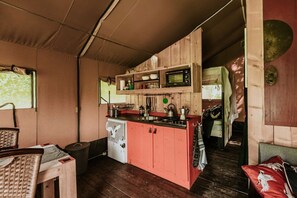 Kühlschrank, Ofen, Kochgeschirr/Geschirr/Besteck