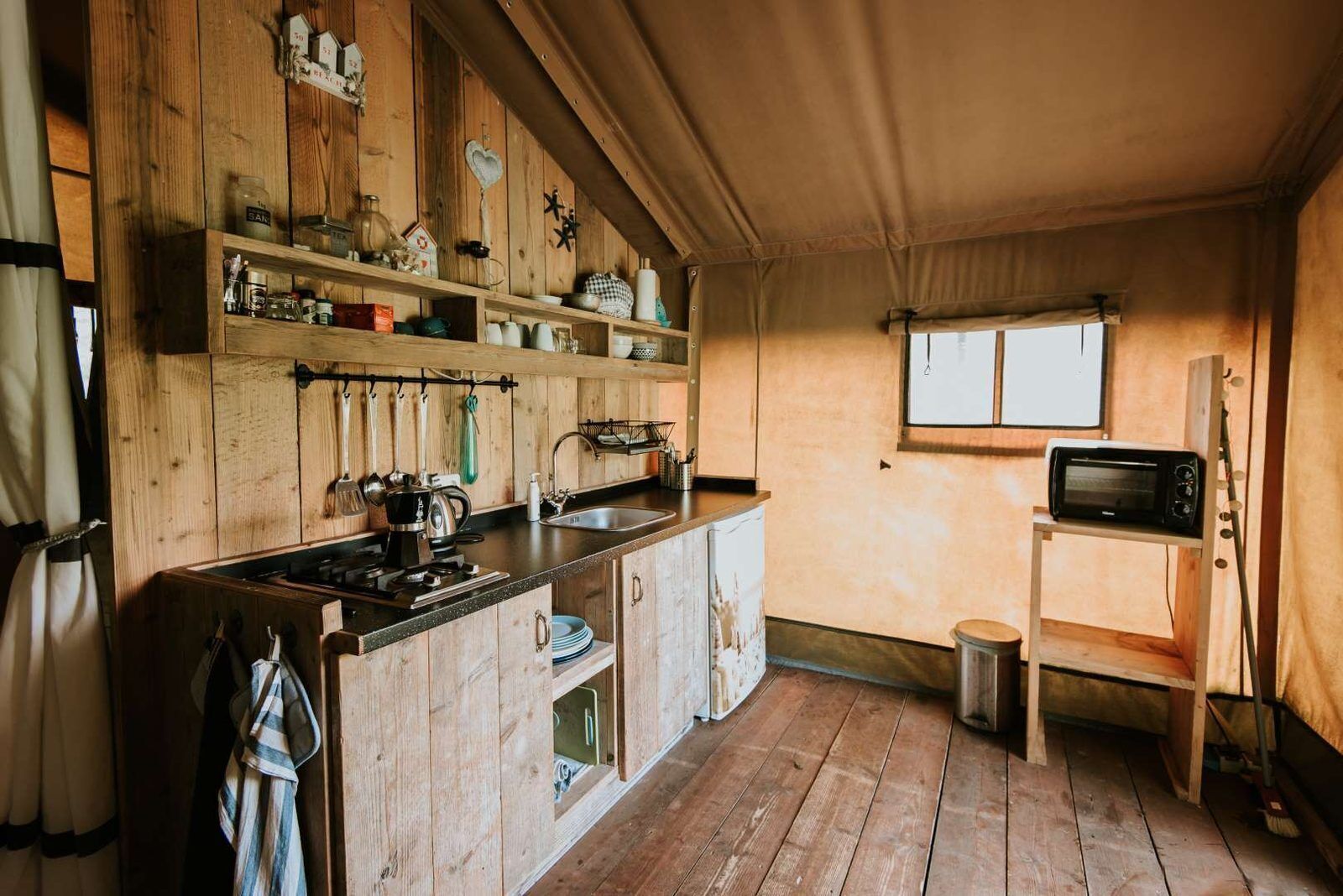 Fridge, oven, cookware/dishes/utensils