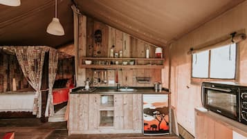 Fridge, oven, cookware/dishes/utensils