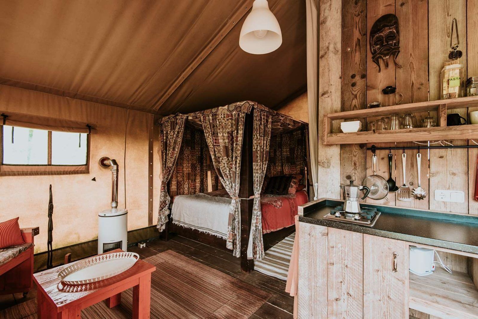 1 bedroom, bed sheets