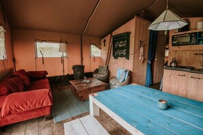 Living area - Kampari - Luxury Safari Tent - Titanic (Delfstrahuizen)