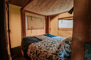 Free WiFi, bed sheets - Kampari - Luxury Safari Tent - Titanic (Delfstrahuizen)