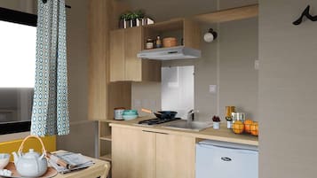 Fridge, oven, cookware/dishes/utensils