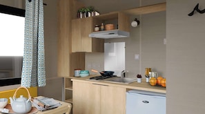 Fridge, oven, cookware/dishes/utensils - Kampari - Tiny House - Lyts hûs (Delfstrahuizen)