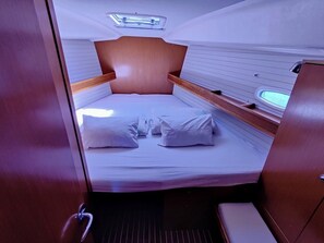 A compact cabin with a bunk bed, a small window, and a ceiling light. - Sun-Kissed Sailing Adventure in Zadar, Croatia (Bibinje)