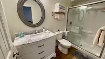 Family Apartment | Bathroom | Free toiletries, soap, shampoo, toilet paper