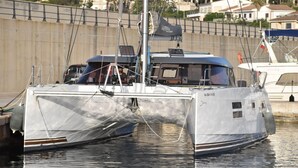 Ein Yachthafen mit zwei festgemachten Segelbooten.