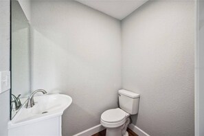 Bathroom - Walk to Everything | Gorgeous 1BD Near FSC & Lakes (Lakeland)