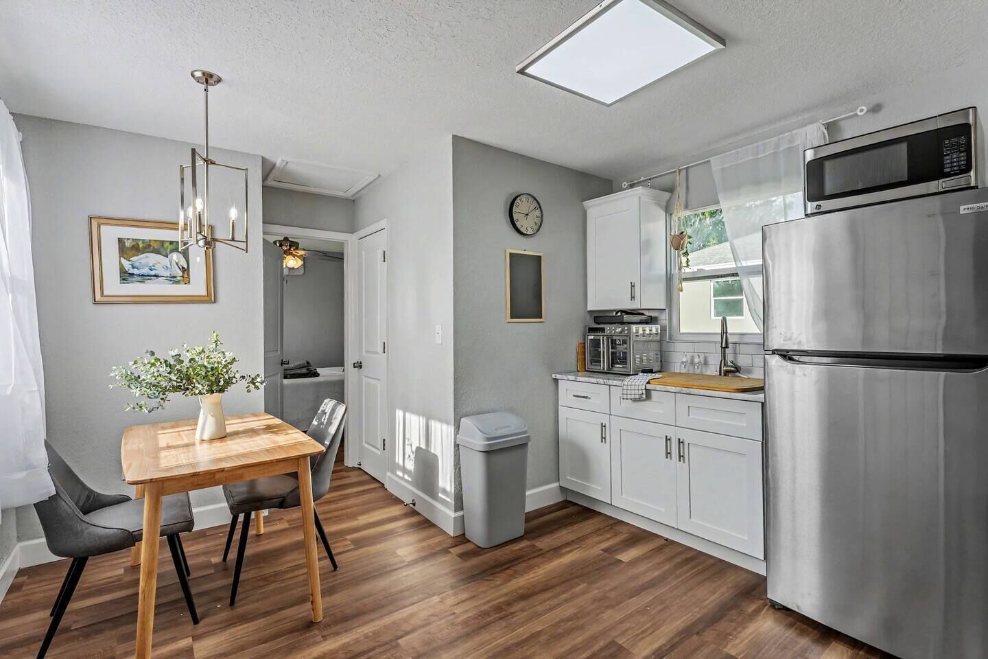Coffee/tea maker, fridge, microwave, stovetop