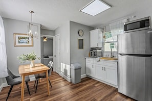 Réfrigérateur, micro-ondes, plaque de cuisson, cafetière/bouilloire