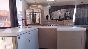 Uma cozinha compacta com pia, fogão e armários.